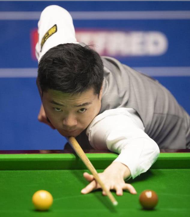 他依靠冷静 他依靠冷静